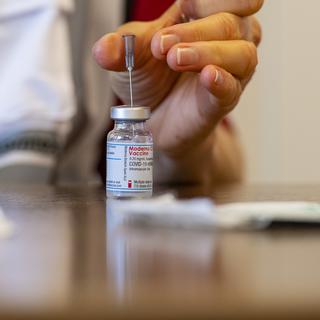 Une injection du vaccin Moderna est préparée dans un EMS en Argovie le 18 mars 2021. [Keystone - Urs Flueeler]
