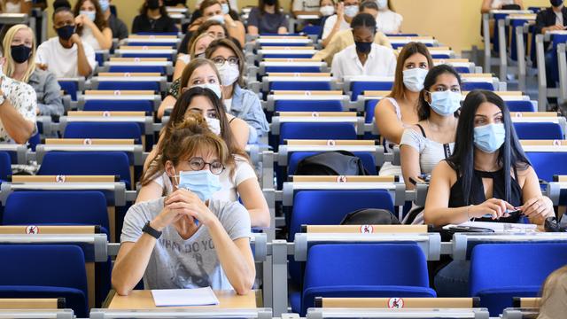 Des étudiants sur les bancs de l'Université de Neuchâtel. [KEYSTONE - Laurent Gillieron]