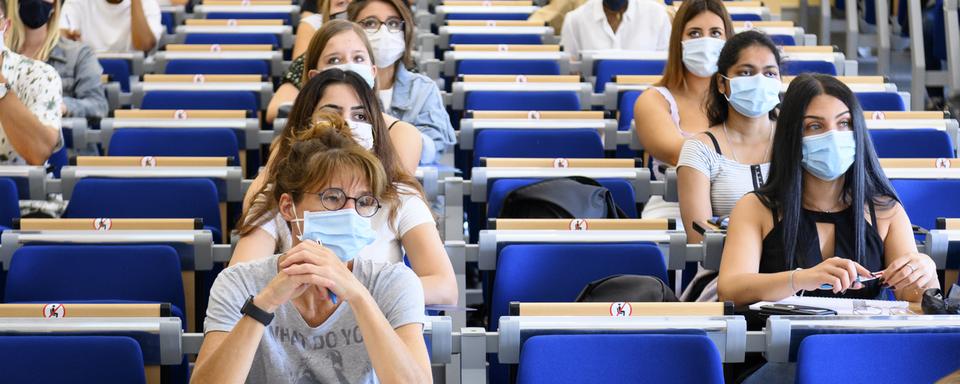 Des étudiants sur les bancs de l'Université de Neuchâtel. [KEYSTONE - Laurent Gillieron]