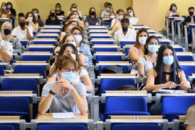 Des étudiants sur les bancs de l'Université de Neuchâtel. [KEYSTONE - Laurent Gillieron]