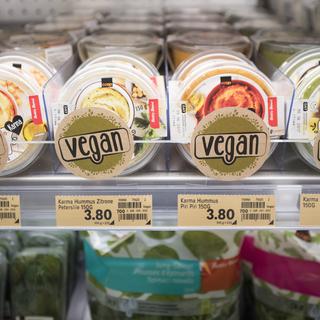 Les rayons des supermarchés suisses présentent de nombreux produits labellisés "végane".