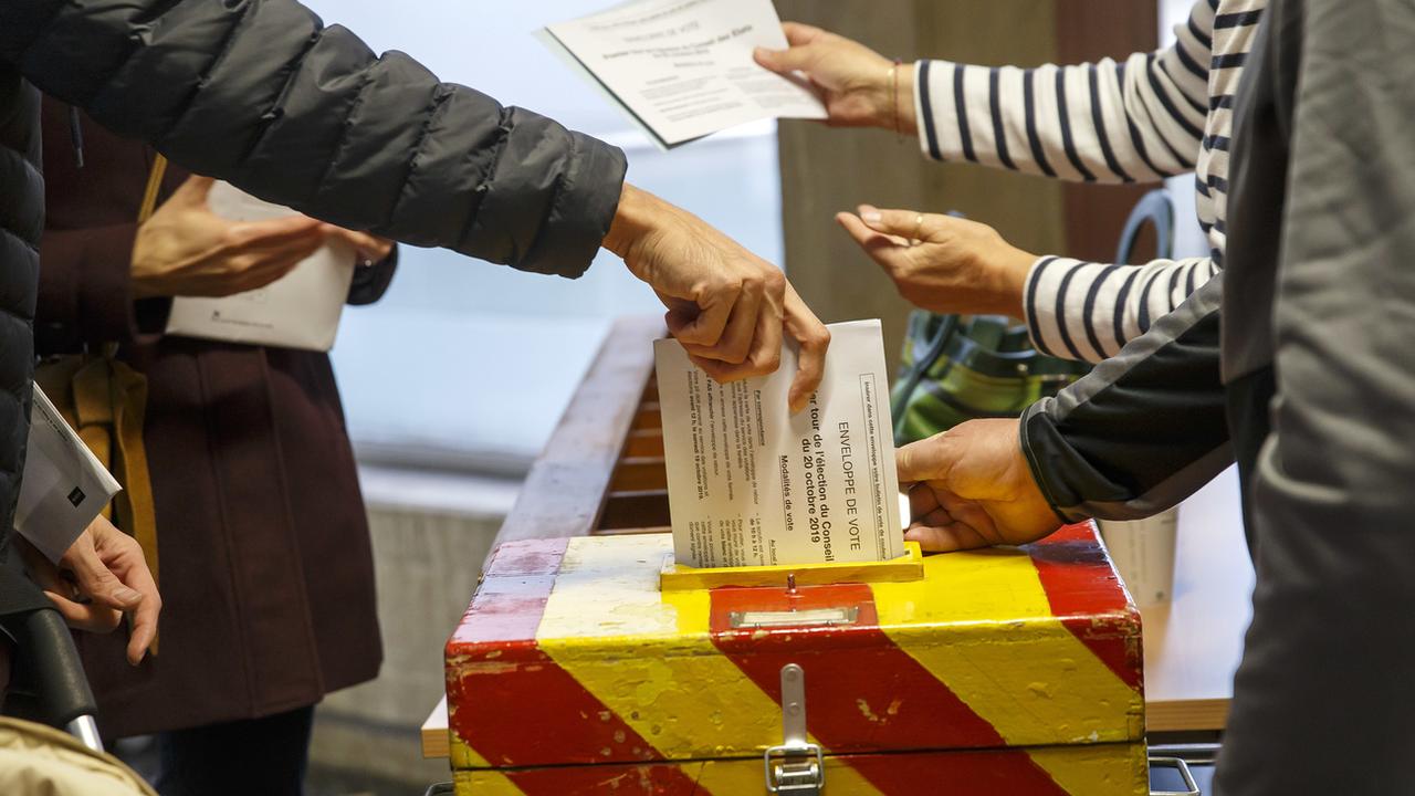 Un local de vote à Carouge, dans le canton de Genève. [Keystone - Salvatore Di Nolfi]