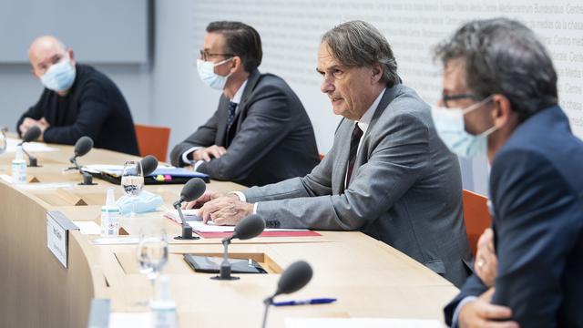 (De gauche à droite) Alberto Achermann, membre du CSDH; Claudio Martelli, vice-président du SEM; Mario Gattiker, président du SEM et Marcel Egger, l'un des experts du rapport. Conférence de presse à Berne, le 23 août 2021. [Keystone - Peter Schneider]