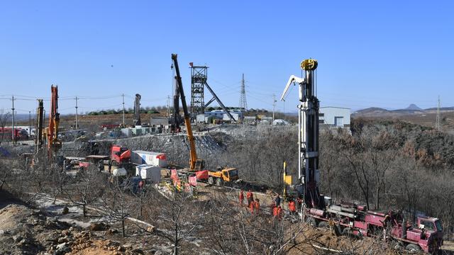 Les secours s'activent pour tenter de sauver les mineurs coincés après une explosion. [Keystone/EPA/Stringer]