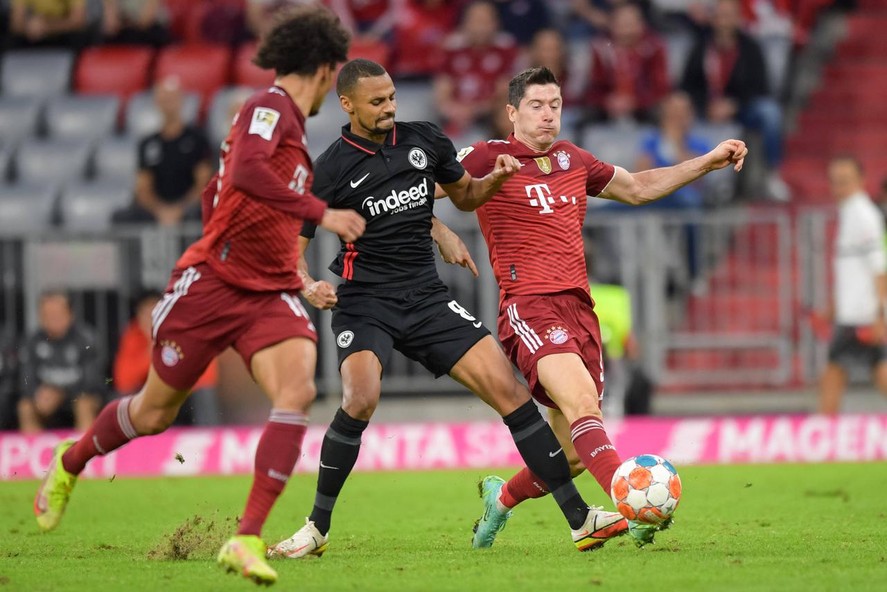 Djibril Sow (au centre) à la lutte avec Robert Lewandowski. [imago images/Passion2Press - Marcus Fischer]