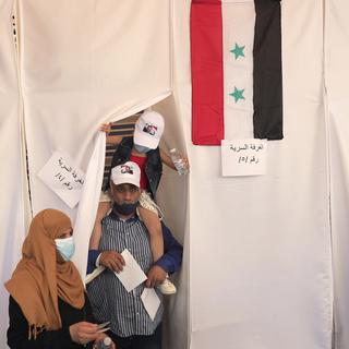 Une famille syrienne dans un bureau de vote au Liban. [Keystone/AP Photo - Hussein Malla]