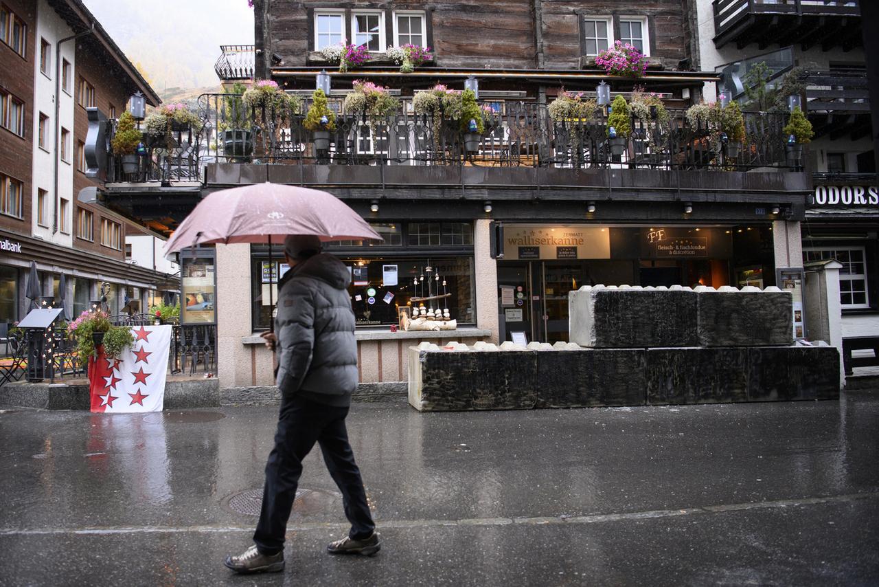 Des blocs de béton ont été placés devant le restaurant Walliserkanne de Zermatt car ses exploitants, placés en détention provisoire, violaient les mesures anti-Covid. [Keystone - Laurent Gillieron]