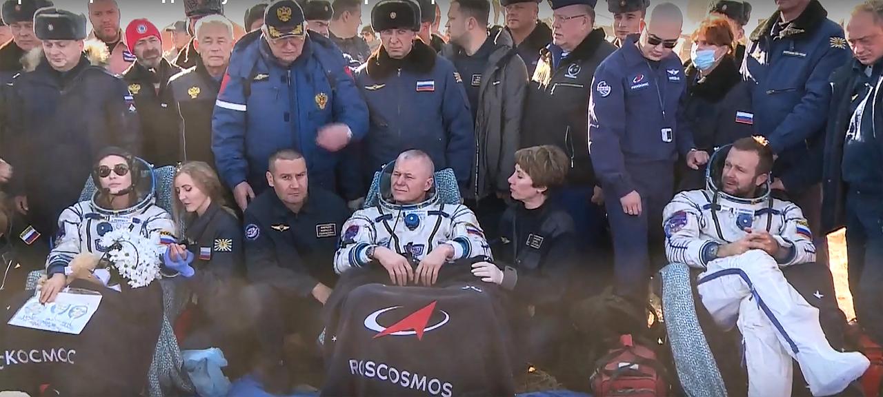 Une capture d'écran d'une vidéo de l'agence spatiale russe Roscosmos montre le cosmonaute Oleg Novitskiy (centre), l'actrice russe Yulia Peresild (gauche) et le réalisateur Klim Shipenko (droite) se reposant sur des chaises après l'atterrissage du vaisseau Soyouz MS-18. [AFP - Russian Space Agency Roscosmos]