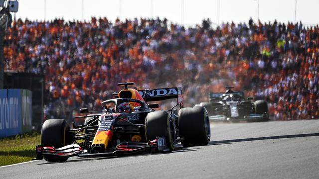 Max Verstappen devance Lewis Hamilton devant des milliers de supporters néerlandais. [Imago - Mark Sutton]