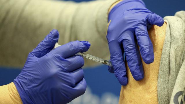 Une personne se fait vacciner contre le Covid-19 à Middletown, dans l'Ohio, le 19 janvier 2021. [Keystone - Kareem Elgazzar/The Cincinnati Enquirer via AP]