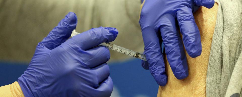 Une personne se fait vacciner contre le Covid-19 à Middletown, dans l'Ohio, le 19 janvier 2021. [Keystone - Kareem Elgazzar/The Cincinnati Enquirer via AP]