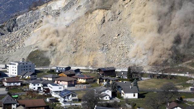 Afin d'éviter tout nouvel éboulement incontrôlé à Rarogne (VS), une partie de la montagne qui surplombe le village a été dynamitée ce mercredi en fin de matinée. [Keystone - Laurent Gillieron]