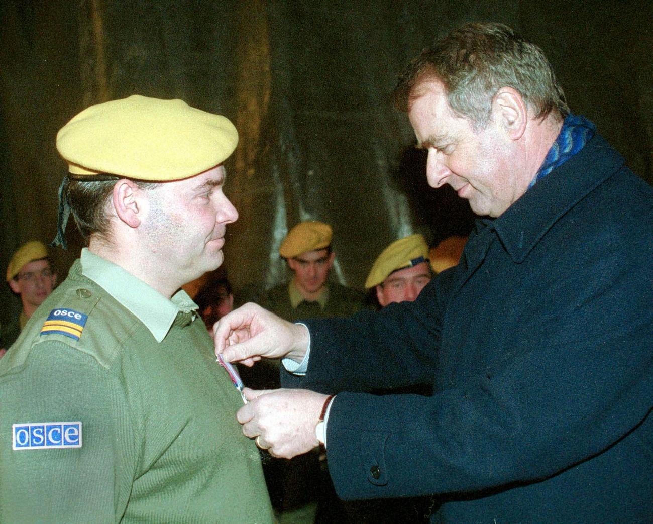 Lieutenant-colonel à l'époque, Jean-Philippe Gaudin a été décoré par l'ancien conseiller fédéral Adolf Ogi, lors d'une visite de ce dernier aux troupes suisses en décembre 2000 à Sarajevo. [Keystone - Hidajet Delic]