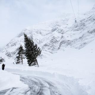 Le danger d'avalanche est fort dans les Alpes. [Keystone - Gian Ehrenzeller]