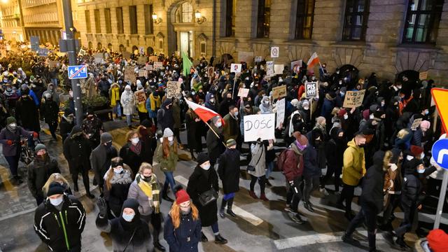 Manifestations en Pologne contre la quasi-interdiction de l'avortement. [EPA - Jakub Kaczmarczyk]