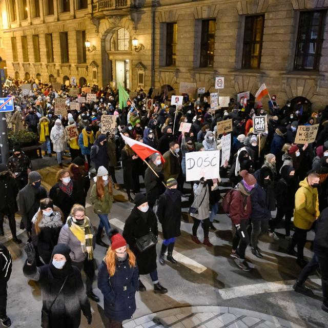 Manifestations en Pologne contre la quasi-interdiction de l'avortement. [EPA - Jakub Kaczmarczyk]