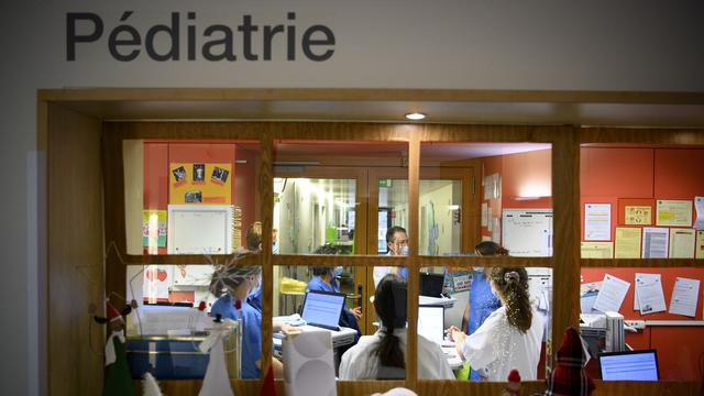 Avec les Fêtes, le service pédiatrique de l’Hôpital Pourtalès à Neuchâtel craint la saturation. [KEYSTONE - LAURENT GILLIERON]