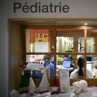 Avec les Fêtes, le service pédiatrique de l’Hôpital Pourtalès à Neuchâtel craint la saturation. [KEYSTONE - LAURENT GILLIERON]