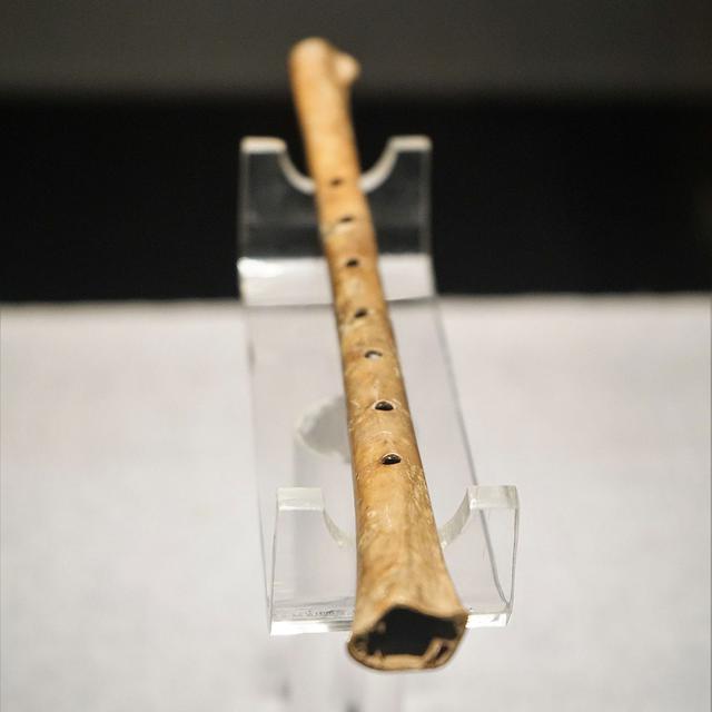 Cette flûte de Jiahu est le plus ancien instrument de musique connu en Chine, datant d'environ 6000 ans avant notre ère. Les flûtes en os de Jiahu ont été découvertes dès 1984 dans plusieurs tombes d'un site du début du Néolithique situé à Jiahu, comté de Wuyan dans l'actuelle province du Henan, en Chine centrale. [Wikimedia - Cangminzho]