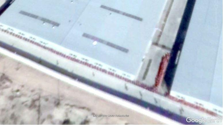 Capture d'écran Google Earth datant du 23 octobre 2018 qui montrerait des détenus alignés sur le site de l'hôpital d'Aksou. [Google Earth - Adrian Zenz]