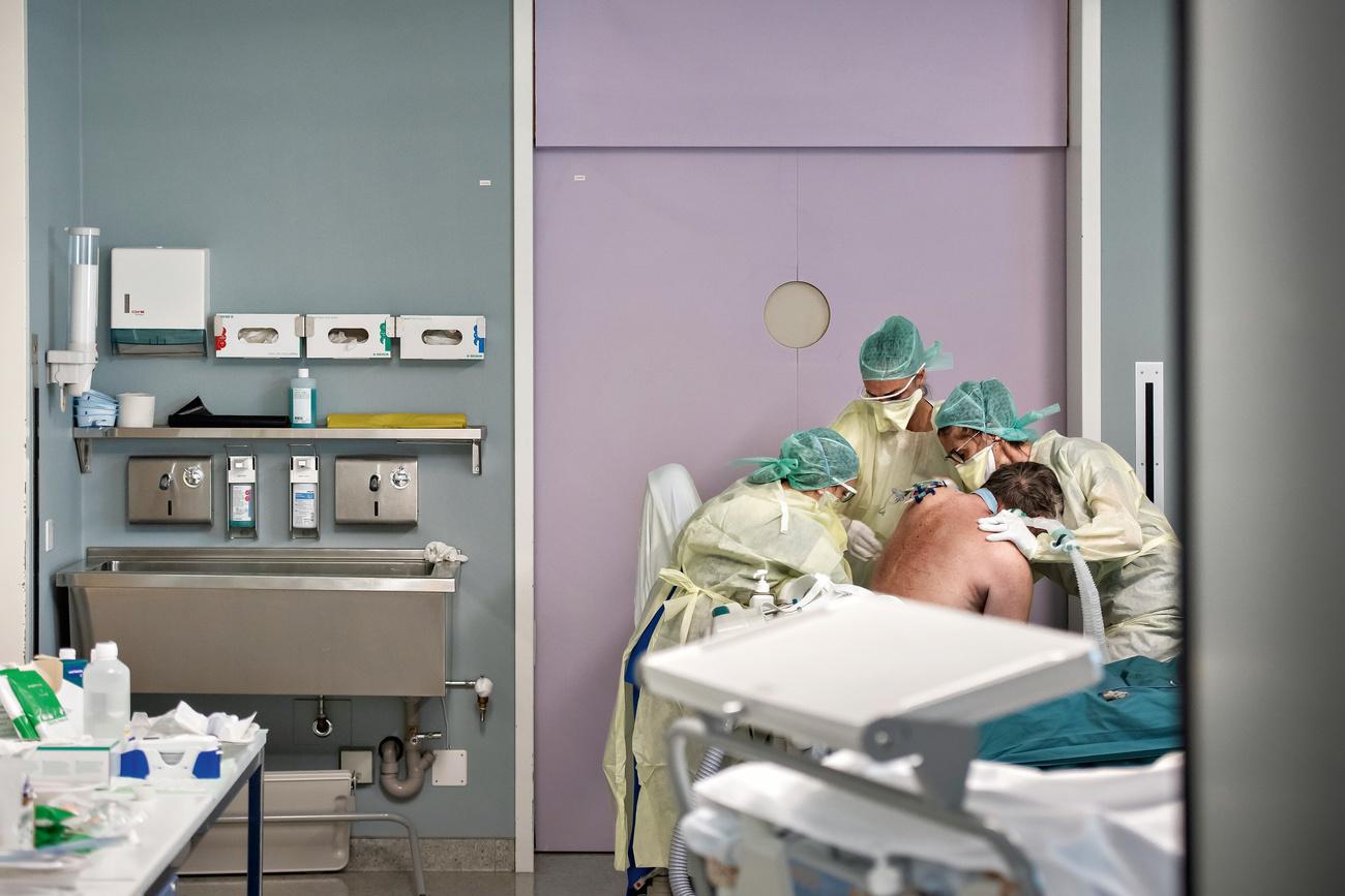 Une photo de la série de clichés "Premier hôpital Covid en Suisse" du photographe Pablo Gianinazzi, récompensé par le prix Swiss Press Photo 2021. [KEYSTONE - Pablo Gianinazzi / Ti-Press]