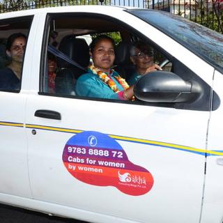 Une chauffeuse de taxi en Inde. [Azad Foundation]
