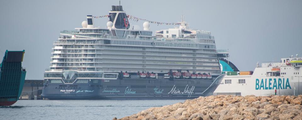 Le bateau de croisière "Mein Schiff 2" dans le port de Palma de Mallorca mi-juin. [Keystone/EPA - Cati Cladera]