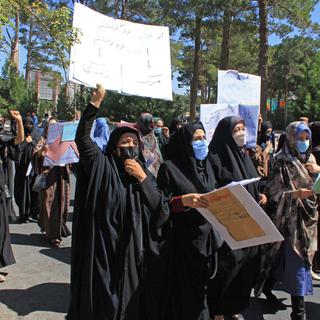 Une cinquantaine de femmes ont défilé dans les rues d'Hérat en Afghanistan. [AFP]