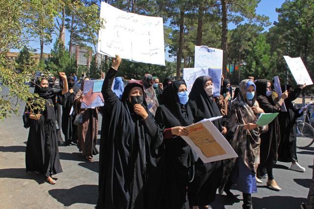 Une cinquantaine de femmes ont défilé dans les rues d'Hérat en Afghanistan. [AFP]