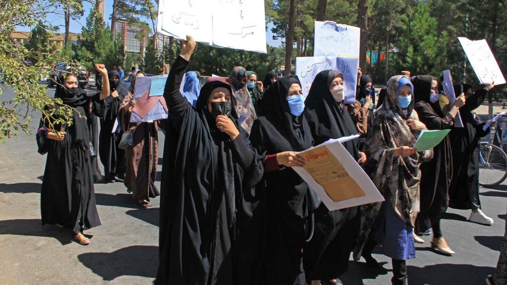 Une cinquantaine de femmes ont défilé dans les rues d'Hérat en Afghanistan. [AFP]