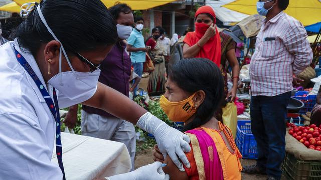 Une femme reçoit une injection d'un vaccin anti-Covid sur un marché à Hyderabad, en Inde, le 24 juin 2021. [AP/Keystone - Mahesh Kumar]