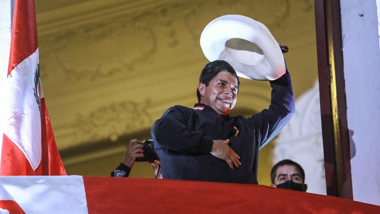 Le candidat socialiste à l'élection présidentielle au Pérou, Pedro Castillo, a revendiqué la victoire vendredi face à sa rivale de droite Keiko Fujimori, [Keystone - Stringer]
