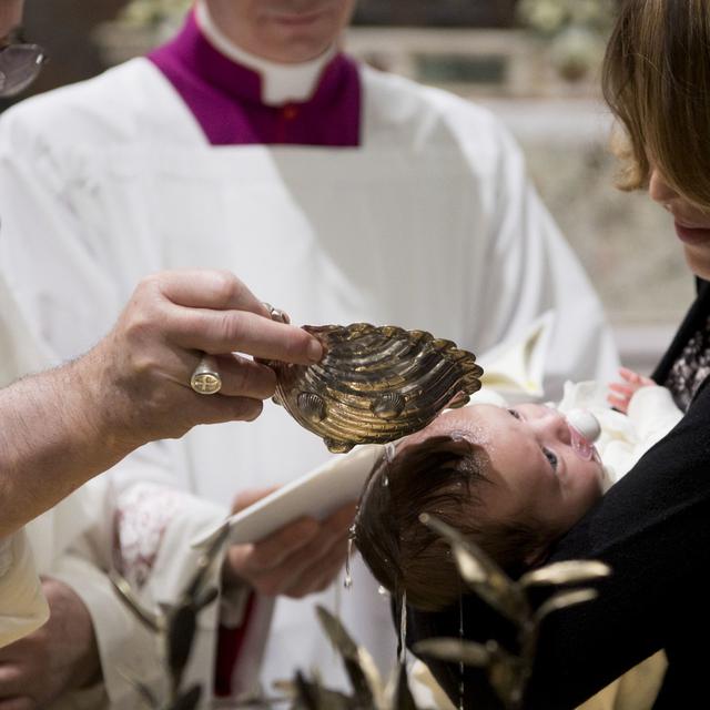 Baptêmes en Sicile: l’Eglise tente de suspendre la pratique des parrains. (image d'illustration) [Keystone - L'Osservatore Romano/Pool Photo via AP]