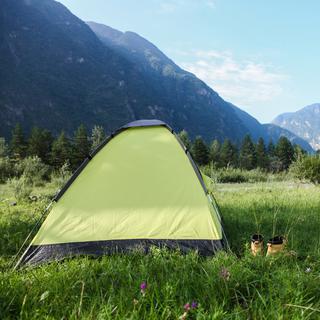 Nomady propose de planter sa tente dans les champs et les terrains de particuliers. [Depositphotos - YuliyaKirayonakBO]