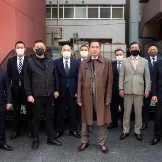 Le chef yakuza, Masatoshi Kumagai, entouré de ses hommes de main [PANOS PICTURES - ERIC RECHSTEINER]