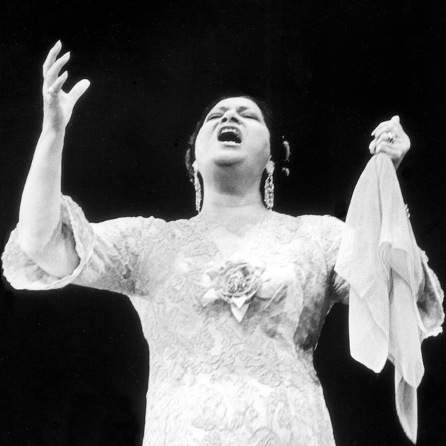 La chanteuse égyptienne Oum Kalthoum. [Pierre-Laporte/Institut du monde arabe]