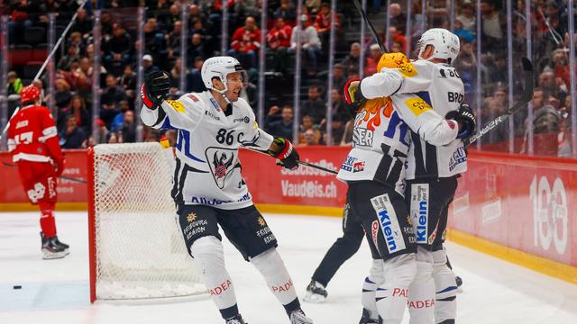 Les Fribourgeois célèbrent l'ouverture du score de Daniel Brodin. [Estelle Vagne]