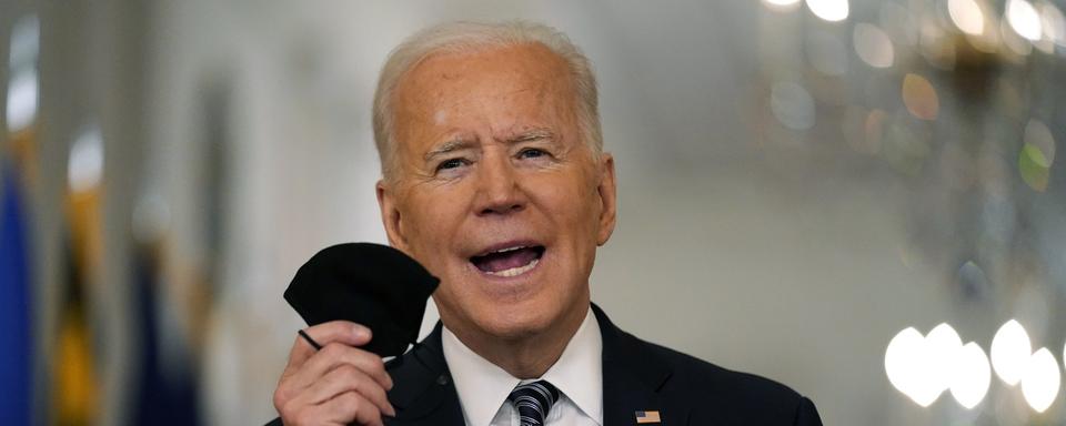 Le président américain Biden fait miroiter un retour à la normale. [Keystone - AP Photo/Andrew Harnik]