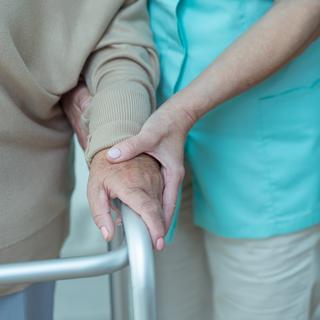 Vue recadrée d'une infirmière touchant les mains d'une femme âgée. [depositphotos - photographee.eu]