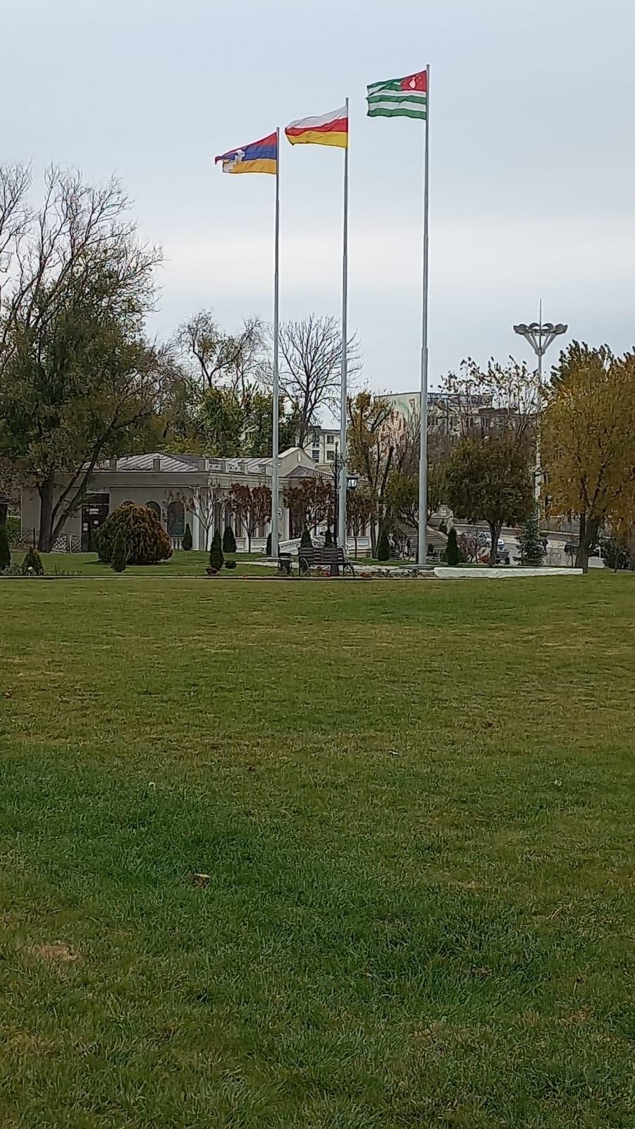 Le drapeau de la Moldavie est lui invisible... En revanche on peut voir les drapeaux de l'Abkhazie, de l'Ossétie du Sud-Alanie et du Haut-Karabagh, seuls "États" (pas pour l'ONU) à avoir reconnu la Transnistrie [Fred Scola]