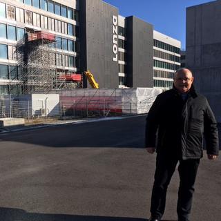 Niklaus Furger, président de Viège, devant l’usine Lonza. [RTS - Virginie Langerock]