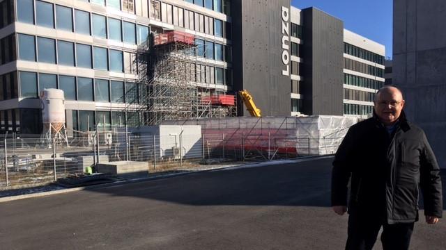 Niklaus Furger, président de Viège, devant l’usine Lonza. [RTS - Virginie Langerock]