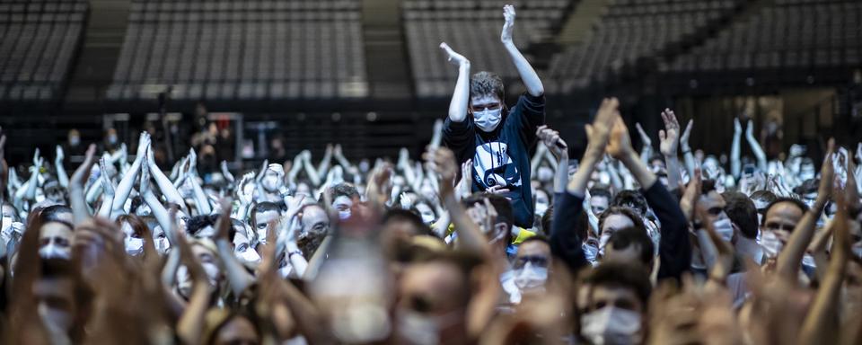 Le public du concert-test d'Indochine le 29 mai 2021. [Keystone/EPA - Ian Langsdon]