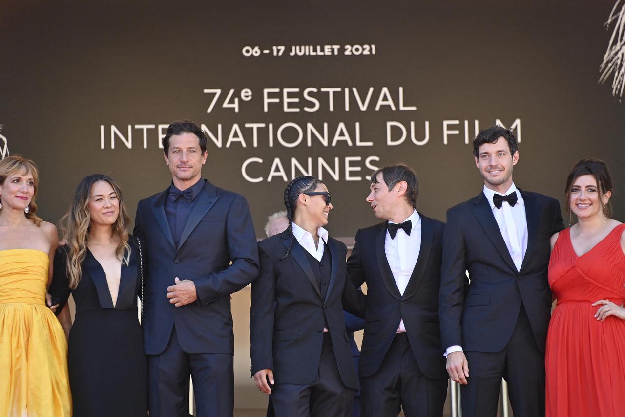 L'équipe du film "Red Rocket" de Sean Baker au Festival de Cannes 2021. De gauche à droite: l'actrice Bree Elrod, la productrice Samantha Quan, l'acteur Simon Rex, l'actrice Brittney Rodriguez, le réalisateur Sean Baker, le producteur Alex Saks. [AFP - John MacDougall]