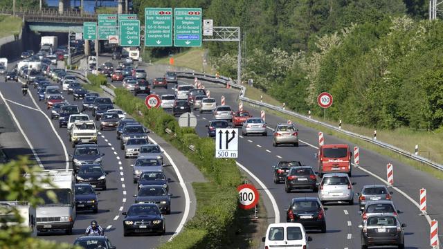 La révision de la loi sur le CO2 vise notamment le trafic routier [Keystone - Laurent Gilliéron]