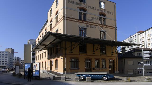 Deux enseignants de l'Ecole professionnelle en arts appliqués (Eikon) de Fribourg licenciés. [Keystone - Anthony Anex]