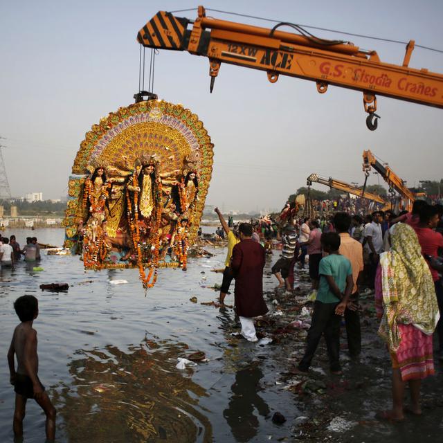 Une statue de la déesse hindoue Durga sur le point d'être immergée dans la rivière Yamuna lors du festival Durga Puja à New Delhi (Inde), le 11 octobre 2016. Un tribunal du nord de l'Inde a accordé les mêmes droits juridiques qu'à un humain au Gange et à la Yamuna. Dès lors, nuire à ces cours d'eau ou les polluer acquiert la même portée juridique que nuire à un individu. [AP Photo/Keystone - Altaf Qadri]
