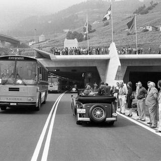 Ouverture du Gothard aux voitures en 1980. [Keystone - STR]
