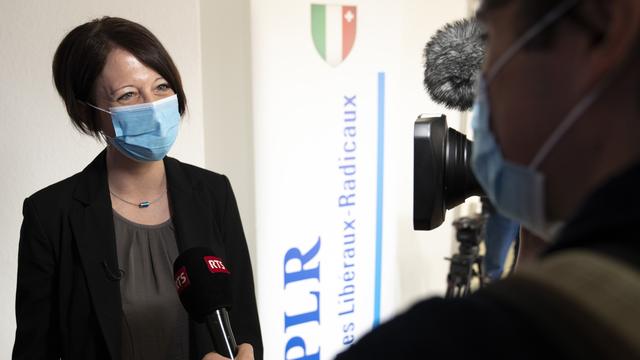 La PLR Crystel Graf, fraîchement élue au Conseil d'Etat neuchâtelois, le 9 mai 2021 à Neuchâtel. [Keystone - Laurent Gillieron]