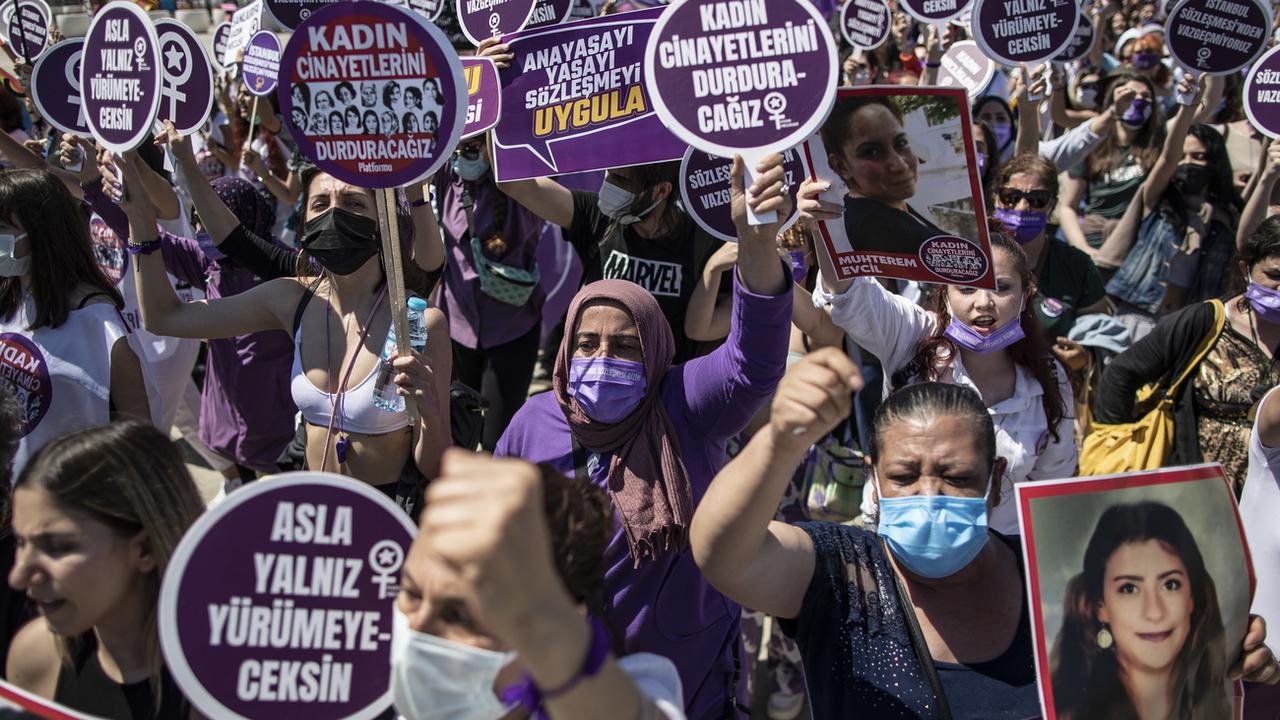 Des manifestantes s'insurgent le 19 juin 2021 contre l'abandon du traité par la Turquie visant à renforcer la lutte contre les violences faites aux femmes. [EPA/Keystone - Erdem Sahin]